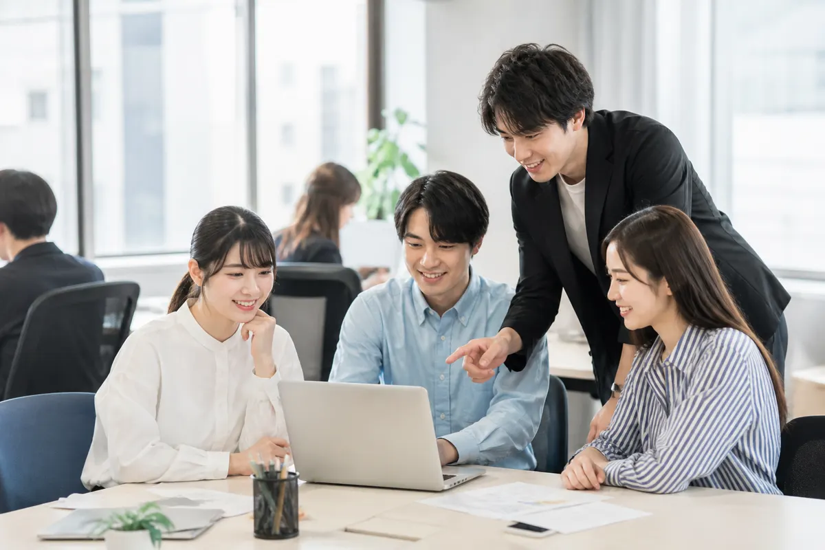オフィスで協働する様子